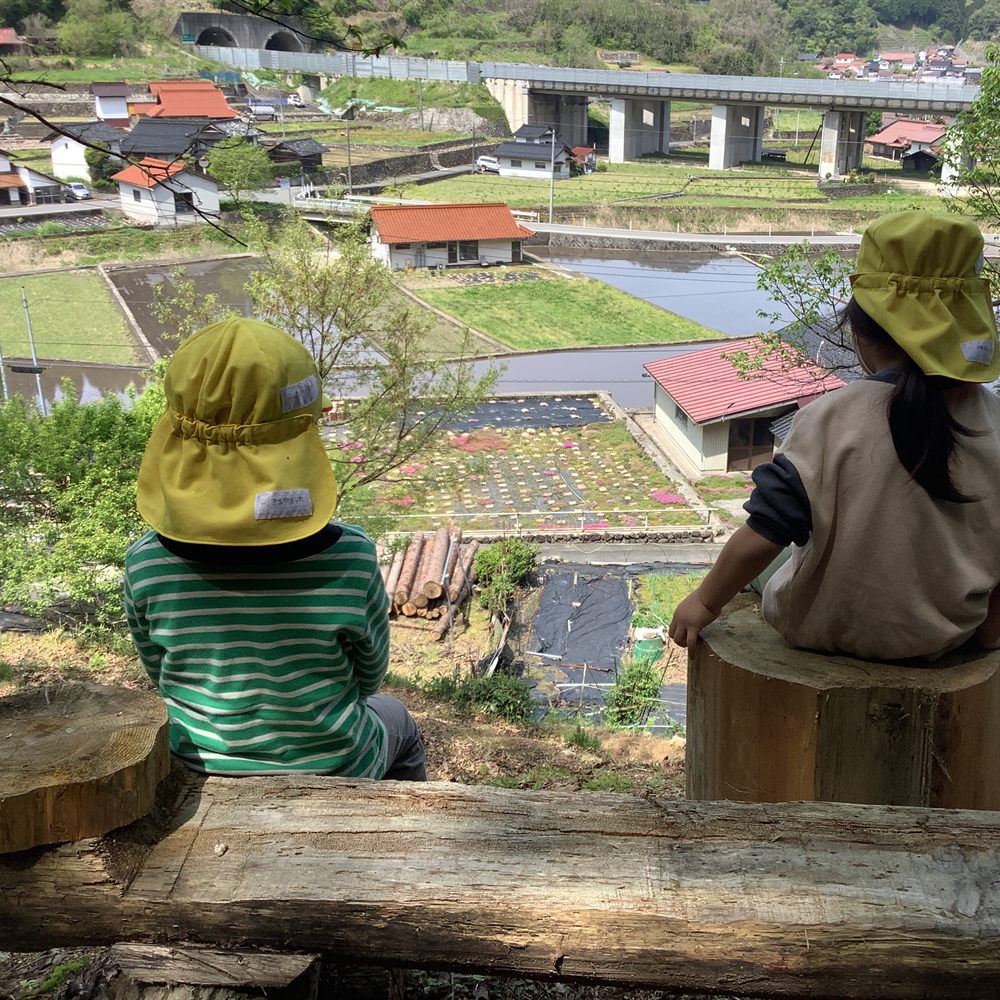 春の景色を眺める子どもたち