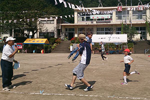 地域と小学校が一緒にする運動会。の画像