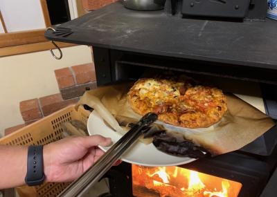 薪ストーブでピザを焼いている写真です