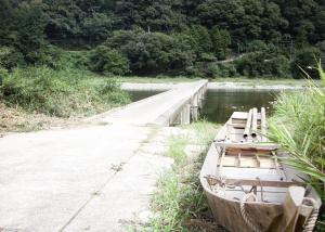 沈下橋と渡し舟の写真