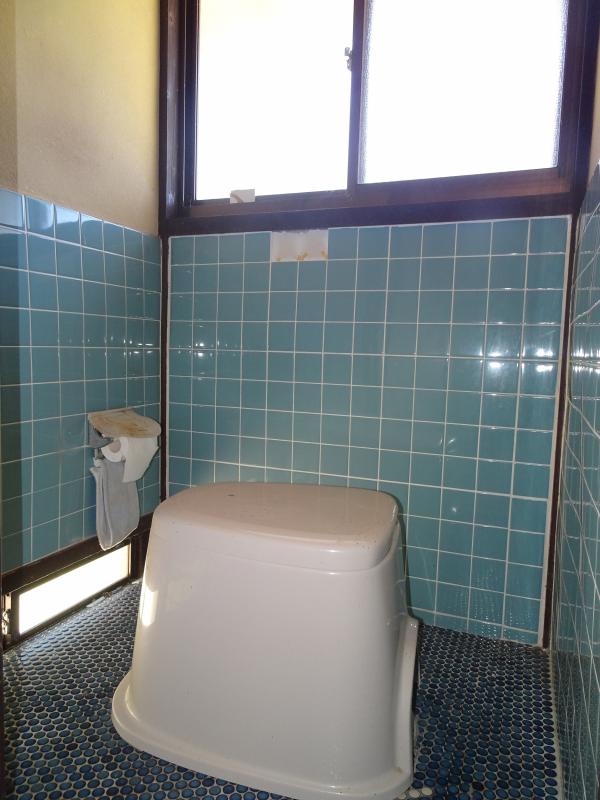 玄関横のトイレ画像