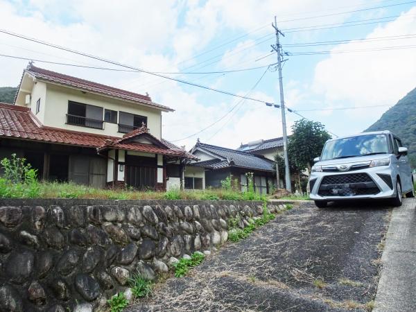 家前駐車場の画像