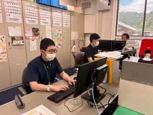 事務所で作業している様子